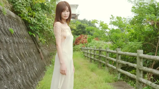 低头 · 面部特写 · 书房 · 日常服饰 · 无表情 · 窥视 · 缝隙 · 窥探视角