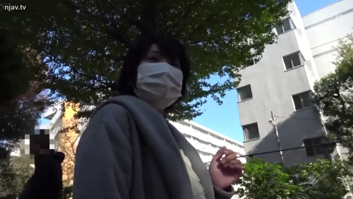 站立 · 户外街道 · 半身像 · 灰色大衣