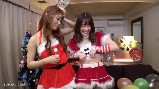 Stand · Living room · Smile · Two people · 圣诞树 · 庆祝 · 圣诞裙