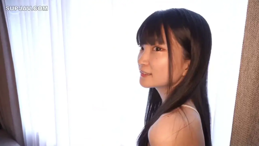 微笑 · 凝視 · 清纯 · 窗边 · 吊帯シャツ · 侧脸特写 · 侧立