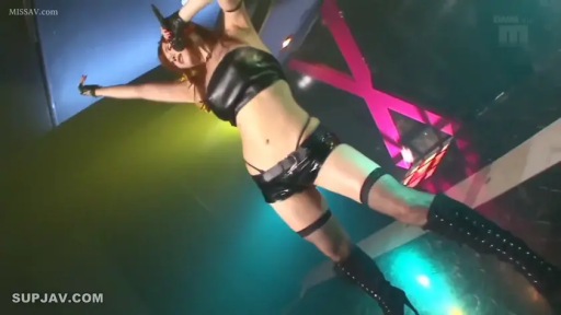 全身 · 站立 · 沉醉 · 麦克风 · 舞台 · 霓虹灯 · 皮革套装 · 唱歌