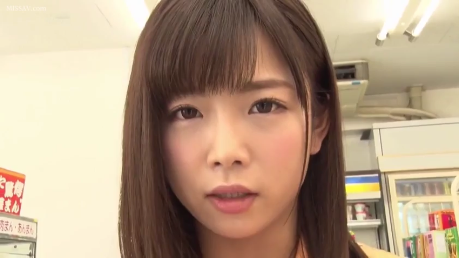 脸部特写 · 制服 · 注视 · 便利店 · 货架 · 平淡 · 长发 · 正面