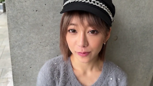 站立 · 链条装饰 · 面部特写 · 注视镜头 · 短发 · 黑色报童帽 · 室外墙边 · 微露笑意