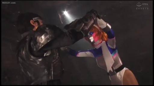 角色扮演 · 中景 · 惊恐 · 摄影棚 · 挣扎 · 紧身衣 · 面具 · 擒拿