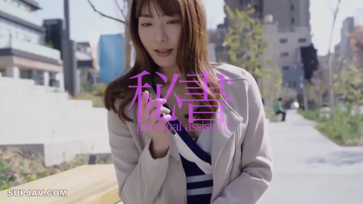 站立 · 微笑 · 半身 · 户外 · 风衣 · 引导 · 秘书