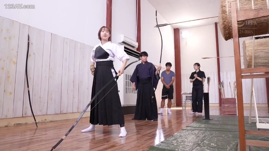 站姿 · 自然 · 遠景 · 弓道服 · 日本 · 和弓 · 室内弓道场 · 练习弓道