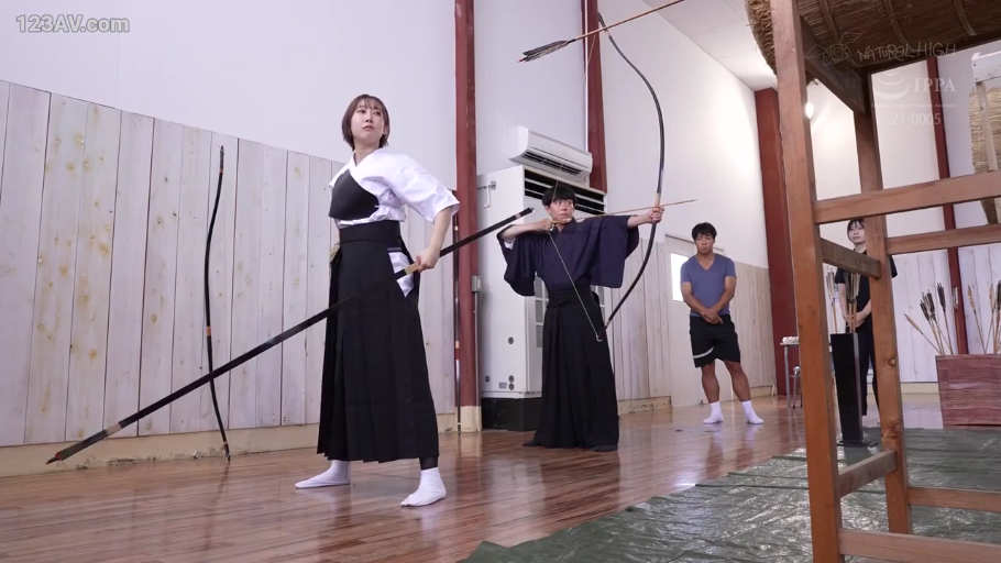 专注 · 全身 · 站姿 · 袴 · 传统文化 · 弓道场 · 箭 · 射箭练习