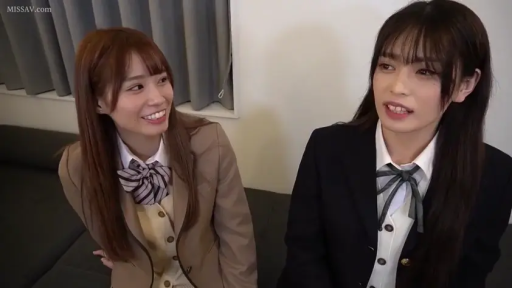 室内 · 座り姿勢 · 会話 · 中景 · 微笑 · JK制服 · 二人