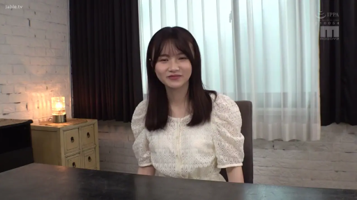 室内 · 坐姿 · 微笑 · 面对镜头 · 台灯 · 白色蕾丝上衣 · 上半身 · 清纯