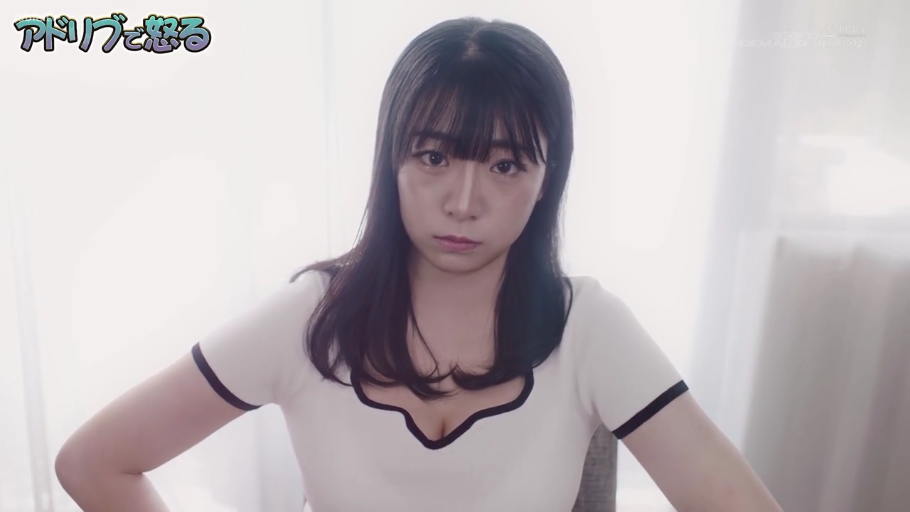 坐姿 · 互动 · 马赛克 · 中景 · 客厅 · 窗帘 · 微笑 · 花衬衫