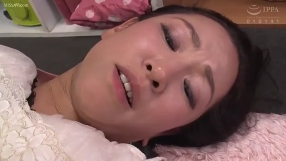 室内 · 站姿 · 摆拍 · 微笑 · 半身特写 · 白色蕾丝内衣 · 粉色背景