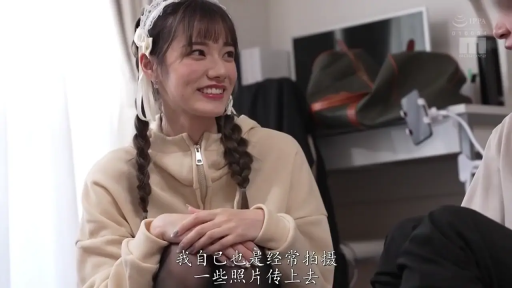 严肃 · 角色扮演 · 脸部特写 · 站立 · 警帽 · 警帽 · 向下俯视 · 室内办公区