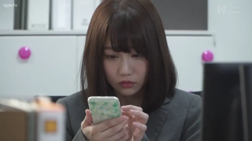 Sitting Posture · 专注 · 办公室 · 特写 · Looking at phone · Workplace · 智能手机 · Gray suit jacket