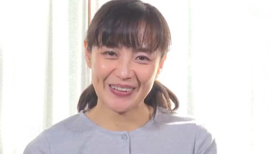 坐姿 · 交谈 · 医疗推车 · 平静 · 休闲装 · 远景 · 诊室