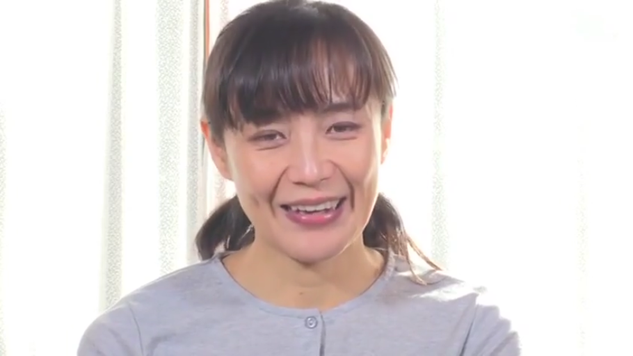 室内 · 坐姿 · 迷离 · 居家 · 否 · 抚摸 · 黑色蕾丝睡衣 · 藤椅