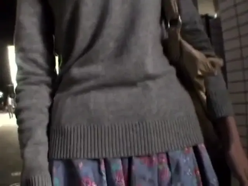 站立 · 躯干特写 · 碎花裙 · 户外街道