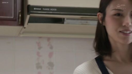 顔 · 横向き · 微笑 · 白い上着 · 特写 · キッチン · 温柔 · 油烟机