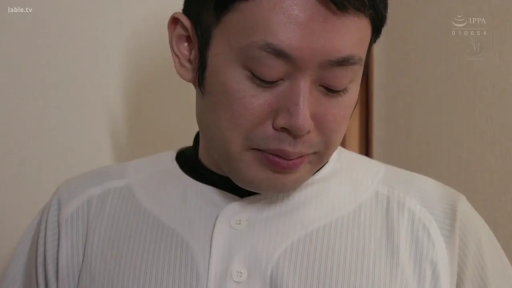 室内 · 坐姿 · 交谈 · 中景 · 自然 · 侧脸 · 蓝色外套