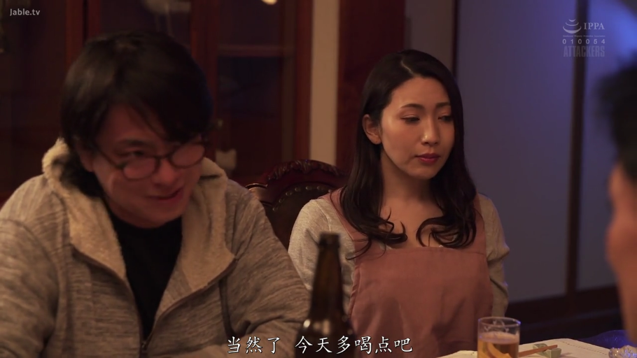 坐姿 · 交谈 · 自然 · 半身 · 酒瓶 · 剧情 · 餐厅 · 围裙