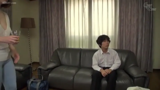 坐姿 · 牛仔裤 · 自然 · 客厅 · 对视 · 玻璃杯