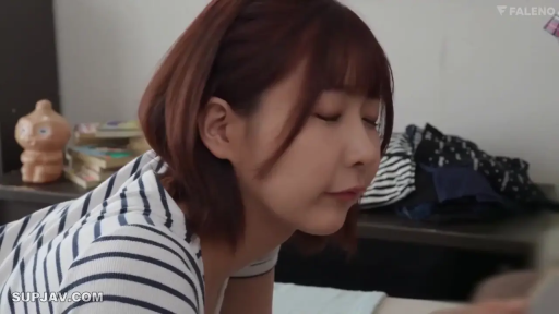 室内 · 单人 · 面部 · 俯身 · 平静 · 凝视 · 条纹衫