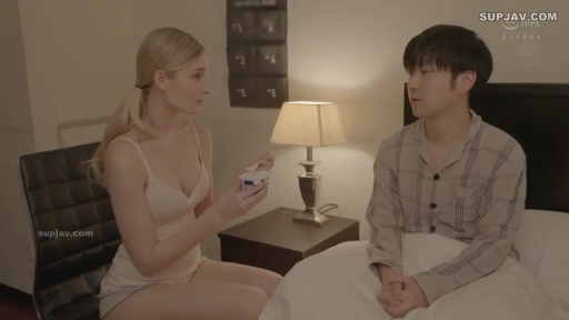 坐姿 · 交谈 · 卧室 · 中景 · 自然 · 酸奶 · 吊带衫