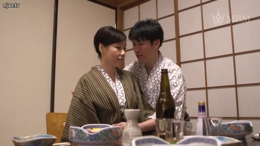 和室 · 恥ずかしがり屋 · 酒瓶 · 调情 · 熟女 · 浴衣 · 从后抱住