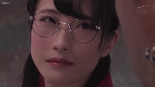 室内 · 面部 · 眼镜 · 站立 · 平静 · 凝视 · 双马尾 · 红衣