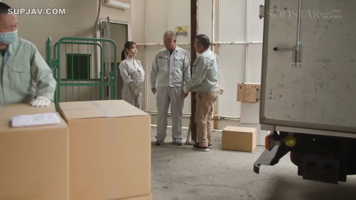 会話 · 站立 · 全景 · 自然 · 货车 · 多人 · 灰色工作服 · 仓库外