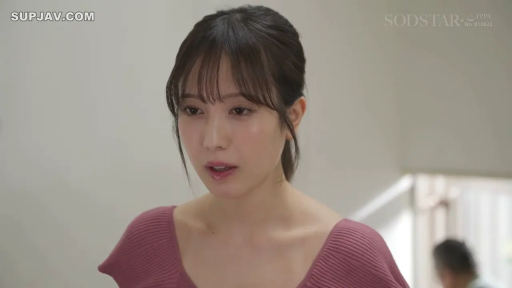 室内 · 顔部のクローズアップ · 站立 · 凝視 · 惊讶 · ピンクのニットセーター · 齐刘海