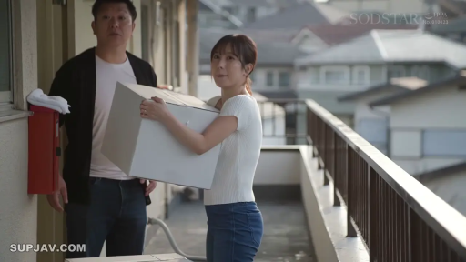 ジーンズ · 站姿 · 平静 · 段ボール箱 · 室外走廊 · 日常社交 · 搬运货物