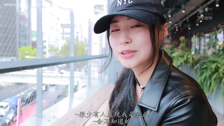 坐姿 · 交谈 · 面部特寫 · 黑色皮衣 · 微露齿笑 · 露天阳台