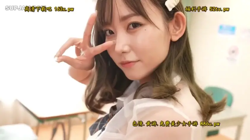 教室 · 面部特写 · 学生制服 · 剪刀手姿势