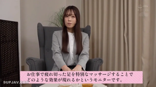 室内 · 坐姿 · 平静 · 半身特写 · 职场 · 访谈 · 茶具 · 西装衬衫