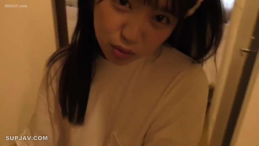 室内 · 俯身 · 脸部特写 · 自然 · 休闲服 · POV · 凝视镜头