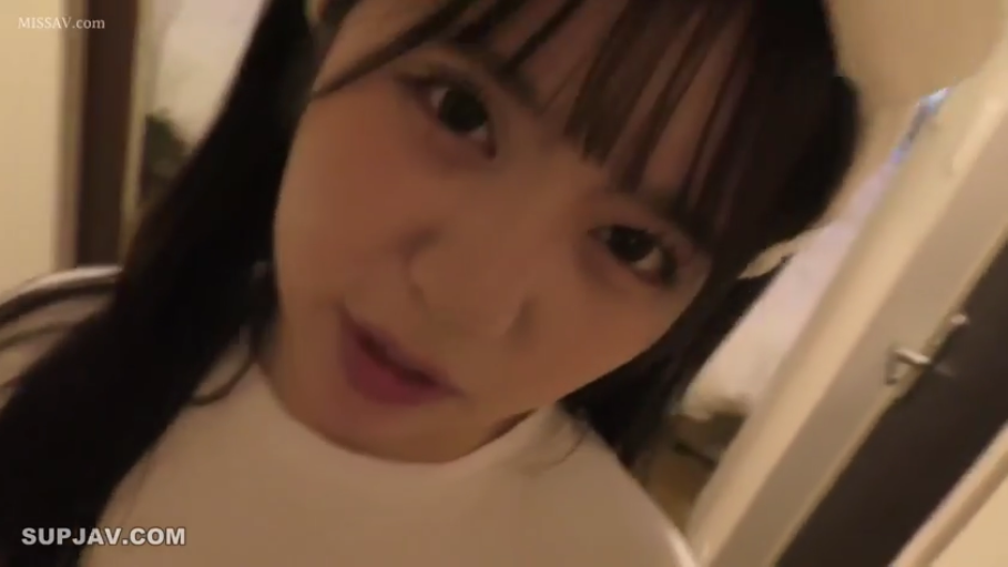 室内 · 脸部特写 · T恤