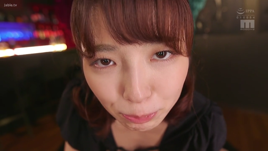 顔部のクローズアップ · 酒吧 · 黑色上衣