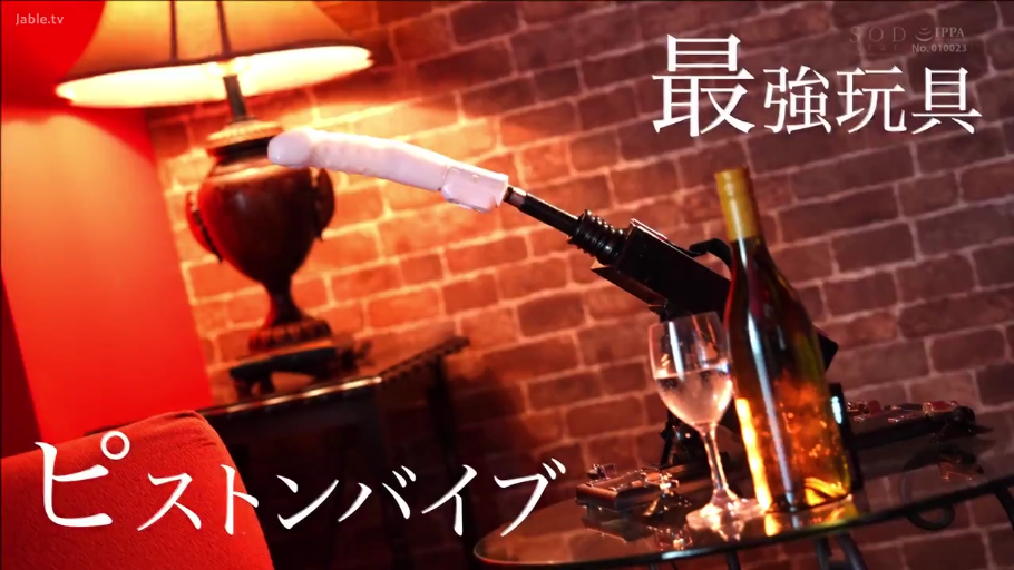 项链 · 半身特写 · 注视镜头 · 温柔微笑 · 室内窗边 · 白色挂脖无袖上衣 · 站立并手扶窗帘 · 名字字幕