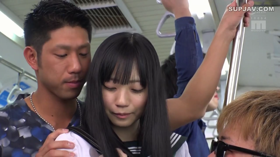 面部 · 站立 · 客厅 · 休闲装 · 模糊 · 居家自拍 · 室内绿植 · 律动