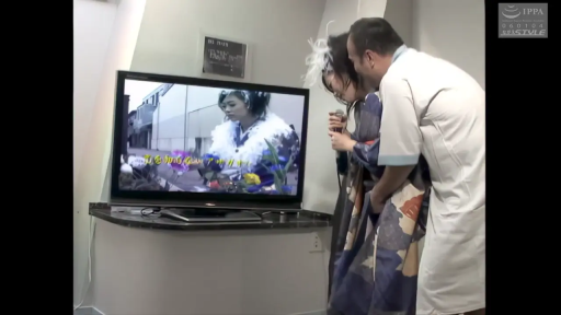 室内 · 站立 · 中景 · 微笑 · 搂抱 · 麦克风 · 和服 · 卡拉OK