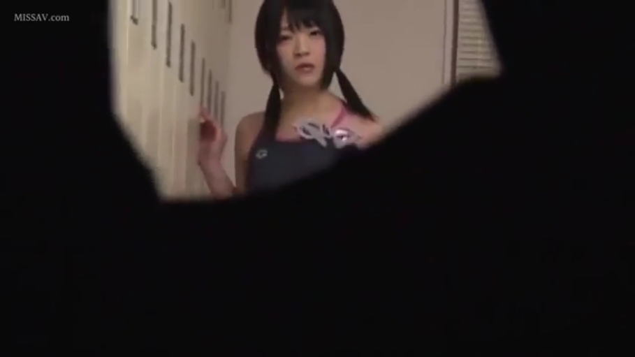 站立 · 中景 · 偷窥视角 · 更衣室 · 储物柜 · 死库水 · 茫然 · 被偷窥