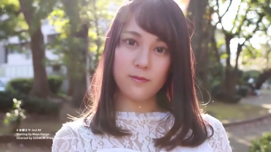 面部 · 站立 · 白色蕾丝上衣 · 注视 · 温柔 · 公园