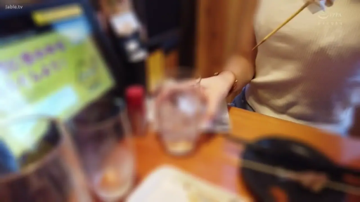 座り姿勢 · ぼかし · 食事 · 水杯 · 白いロゴ入り上着 · 浅景深 · 餐厅餐桌 · 手部及食物