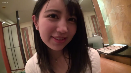 室内 · 顔 · 甘美 · 微笑 · ネックレス · 白い上着 · 正面