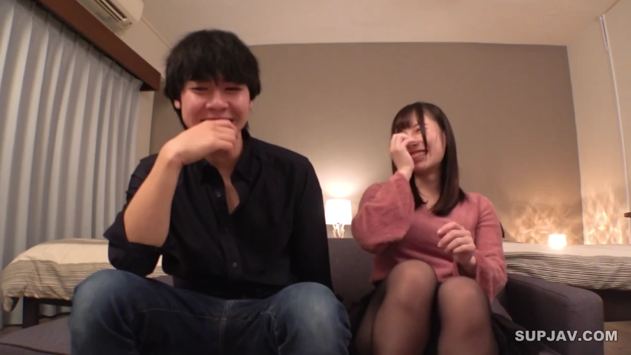 Sitting Posture · Sofa · 酒店 · Smile · Casual wear · Amateur · Laughter