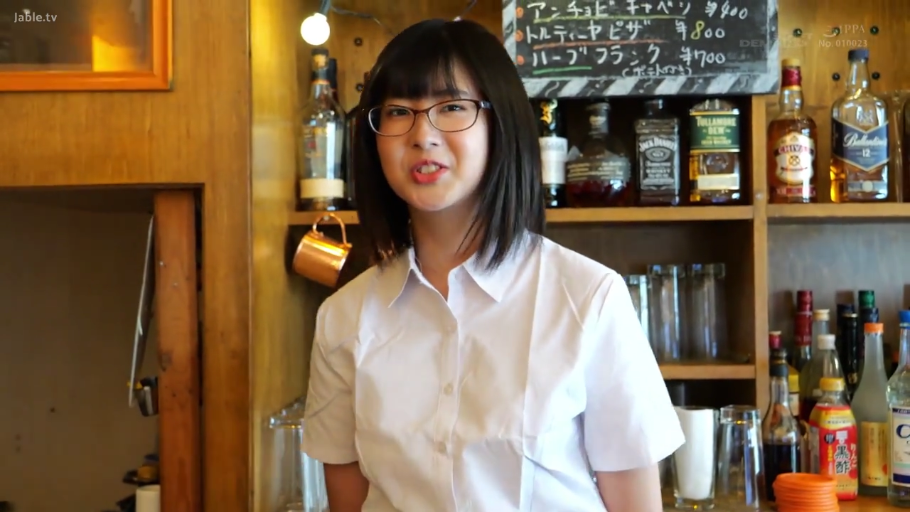 微笑 · 半身 · 说话 · 正面站立 · 白色短袖衬衫 · 酒吧吧台