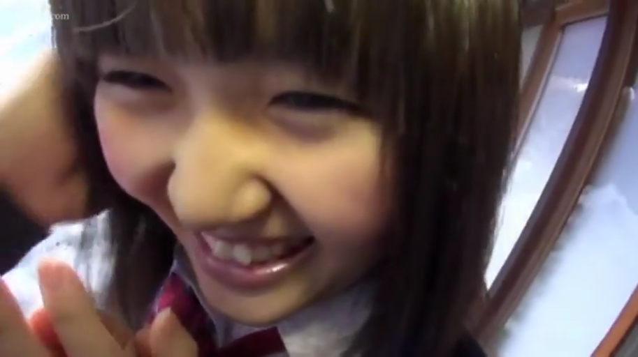 室内 · 脸部特写 · 学生制服 · 亚洲女性 · 靠近镜头 · 愉快 · 嬉笑