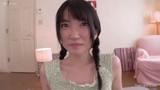 坐姿 · 卧室 · 微笑 · 面部特写 · 落地灯 · 注视镜头 · 双马尾 · 绿色针织衫