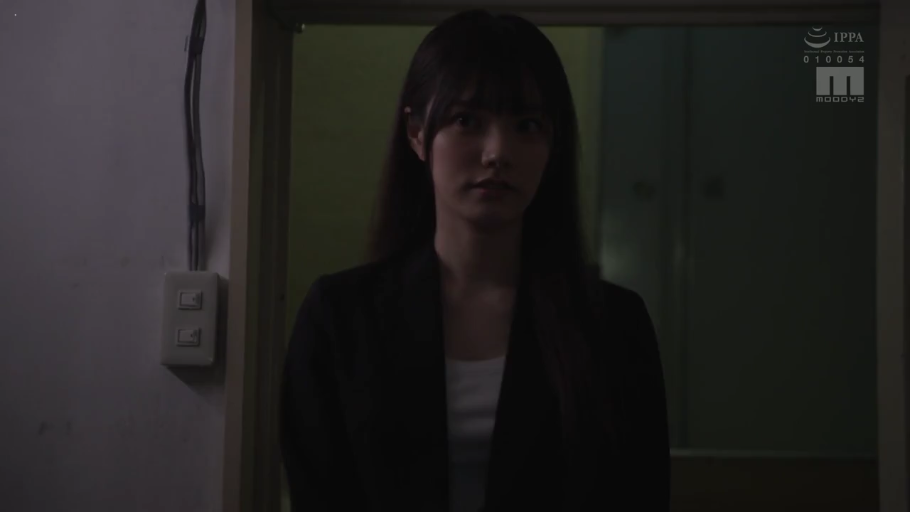 室内 · 严肃 · 站姿 · 半身 · 凝视 · 长发 · 西装