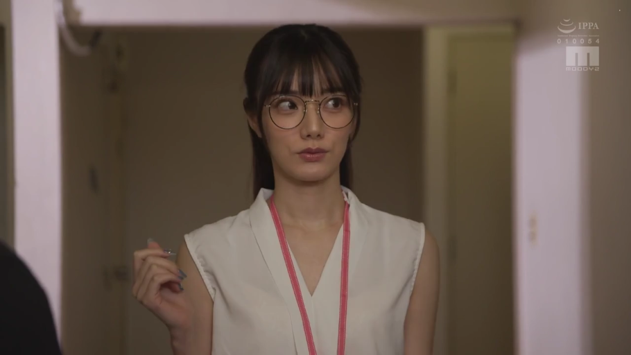 眼镜 · 站立 · 走廊 · 上半身 · 职场 · 疑惑 · 无袖白衬衫 · 手拿笔